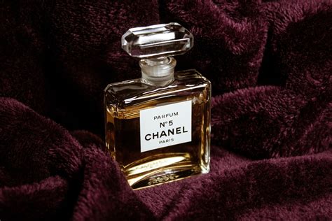 cosa riproduce il tappo del profumo chanel n 5|Chanel N°5, storia del flacone .